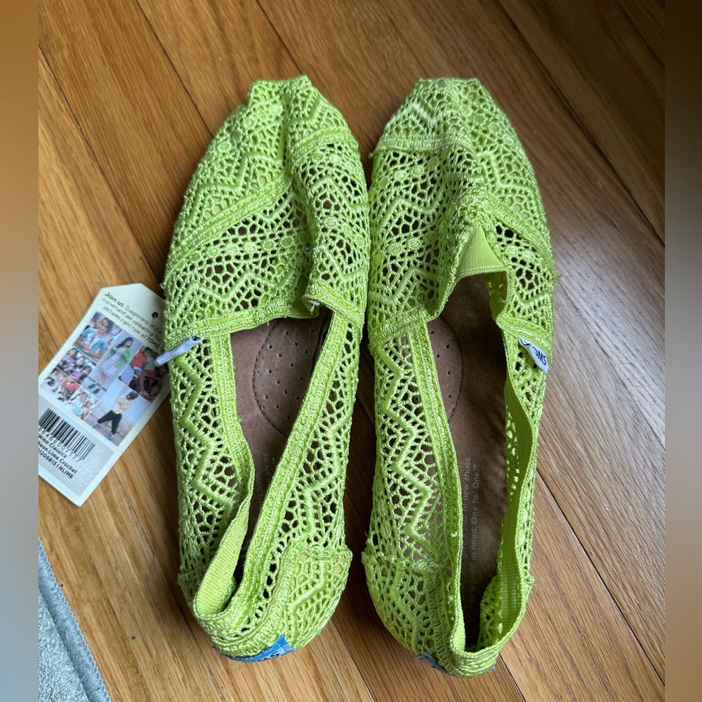 NWT Lime Green Crochet TOMS -size 8.5